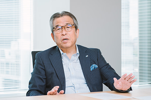 竹内 成和がソファーに座っている様子